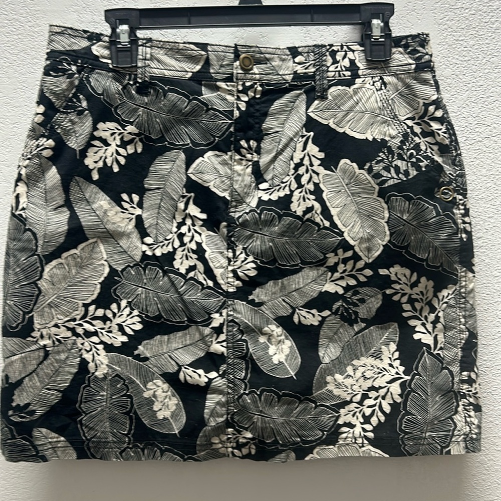 Croft&Barrow size 10 skort .Black and tan tropical print. Classic fit stretch